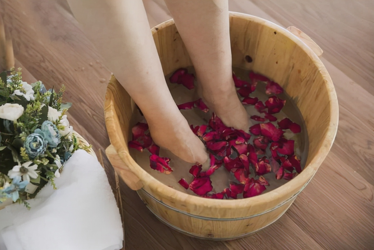 每天用热水泡脚是养生还是养病,每天用热水泡脚是养生还是祸首