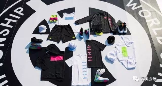 巴黎埃菲尔铁塔脚下,在埃菲尔铁塔上俯瞰是什么感觉