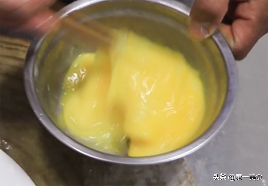 香蕉别再撕着吃了,香蕉别总扒皮直接吃