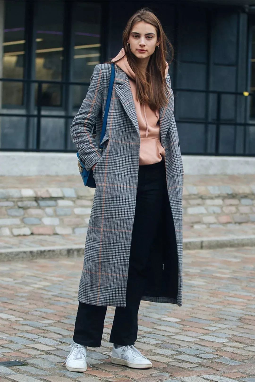 黑白格纹大衣怎么搭配好看,戴帽子黑白格纹大衣怎么搭配好看