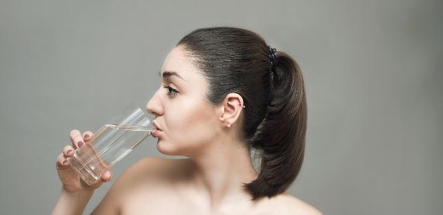 平常很少喝水孕16周羊水23mm怎么办,孕期天天喝水羊水偏低