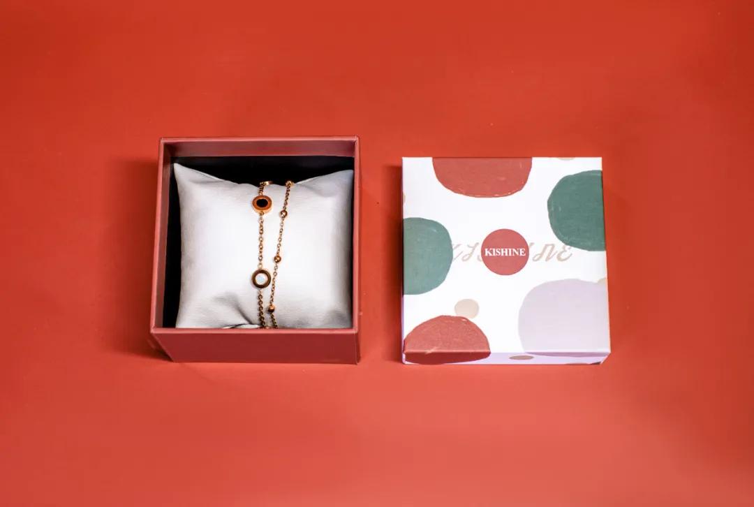 送这被夸有品位！三吉彩花同款腕表，女友戴了爱不释手