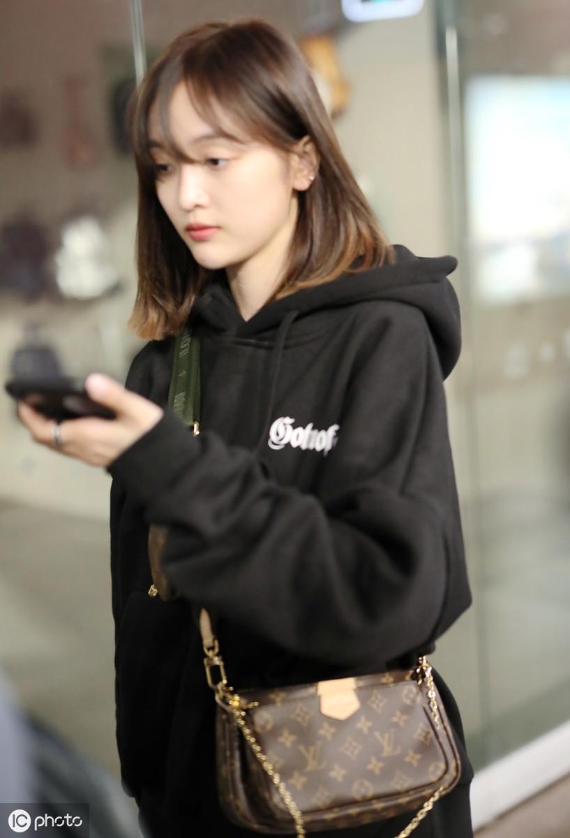 吴宣仪最新私服穿搭曝光,吴宣仪机场私服西装外套