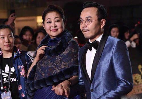 60岁倪萍双腿落下病根，无法治愈，网友：看出了她的敬业