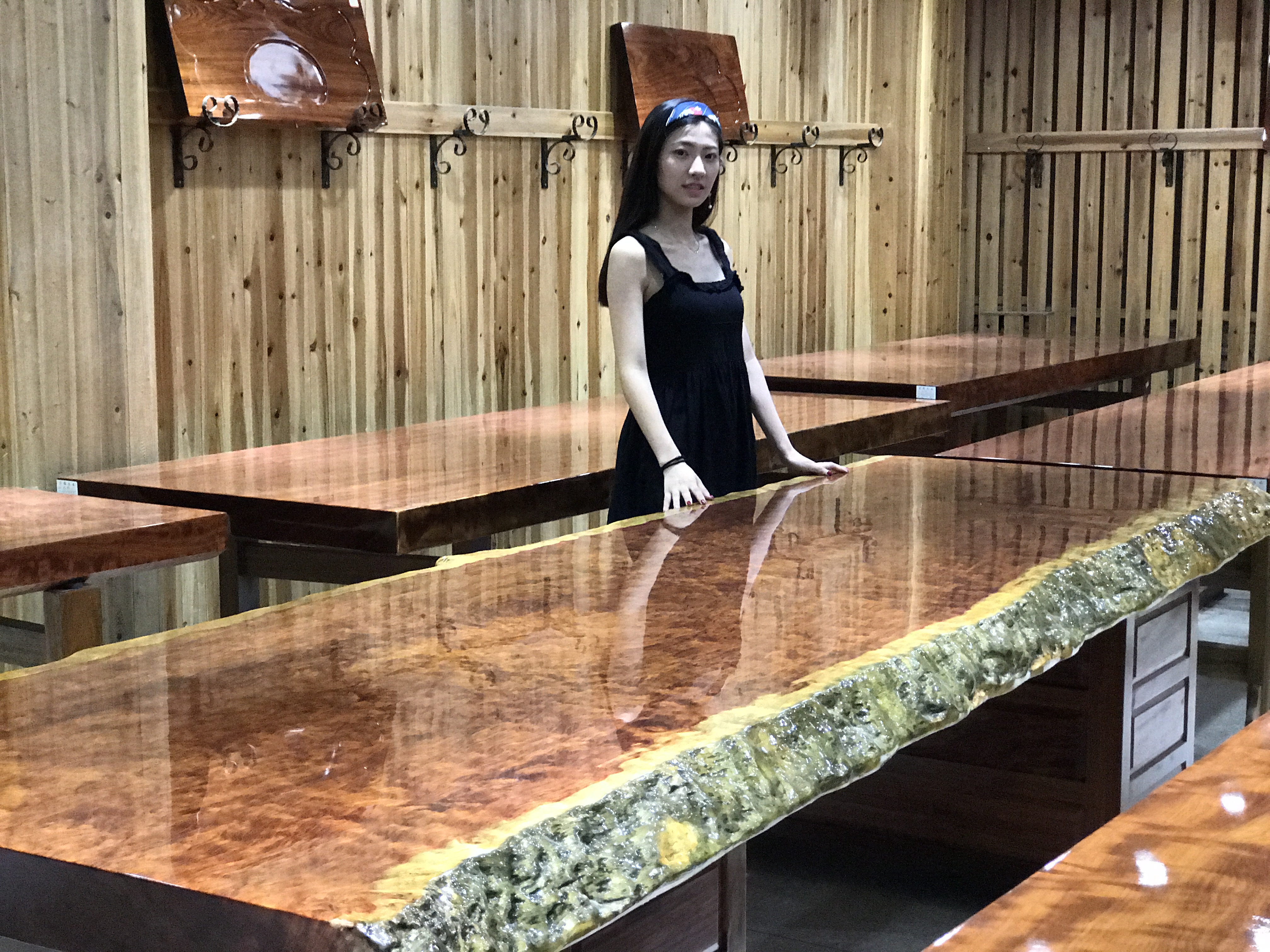 暗访广东天价大板生产基地,原料全是称斤拉木头,富豪还排队来买