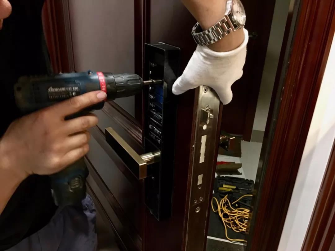 欧瑞博c1智能门锁安装细节,欧瑞博智能门锁怎么用钥匙开门