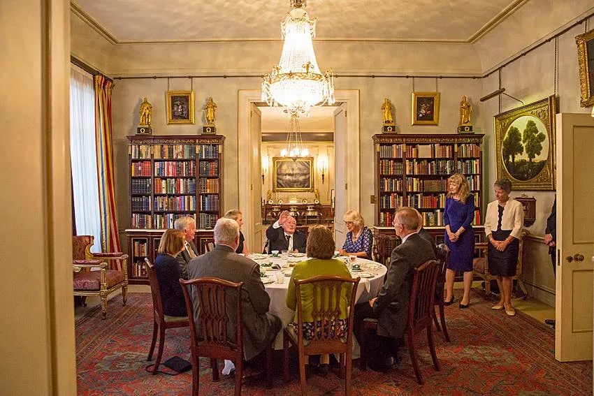 查尔斯王子走进白金汉宫,查尔斯王子苏格兰城堡