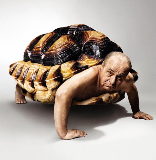 穿恨天高坐地铁的社死现场,两位男士都不忍看这次“崴脚表演”