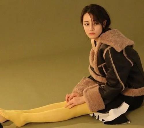 热巴穿白色裤子,热巴穿黑色裤子