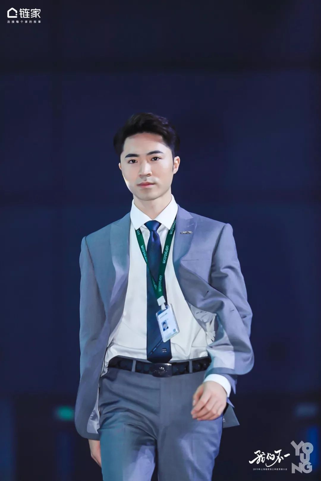 工作场合变身,链家经纪人职业装蝴蝶结