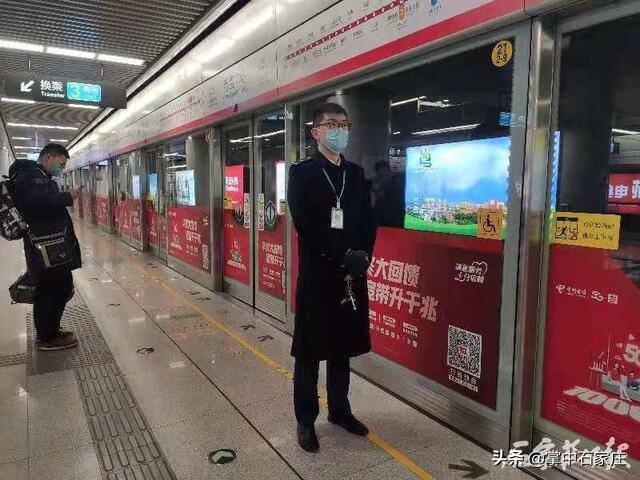 新百广场地铁站口,新百广场地铁站