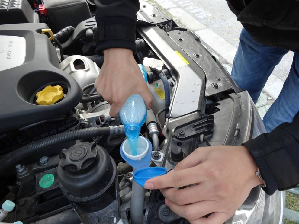 新手司机千万别把玻璃水加错了,玻璃水用完了可以加洗洁精吗