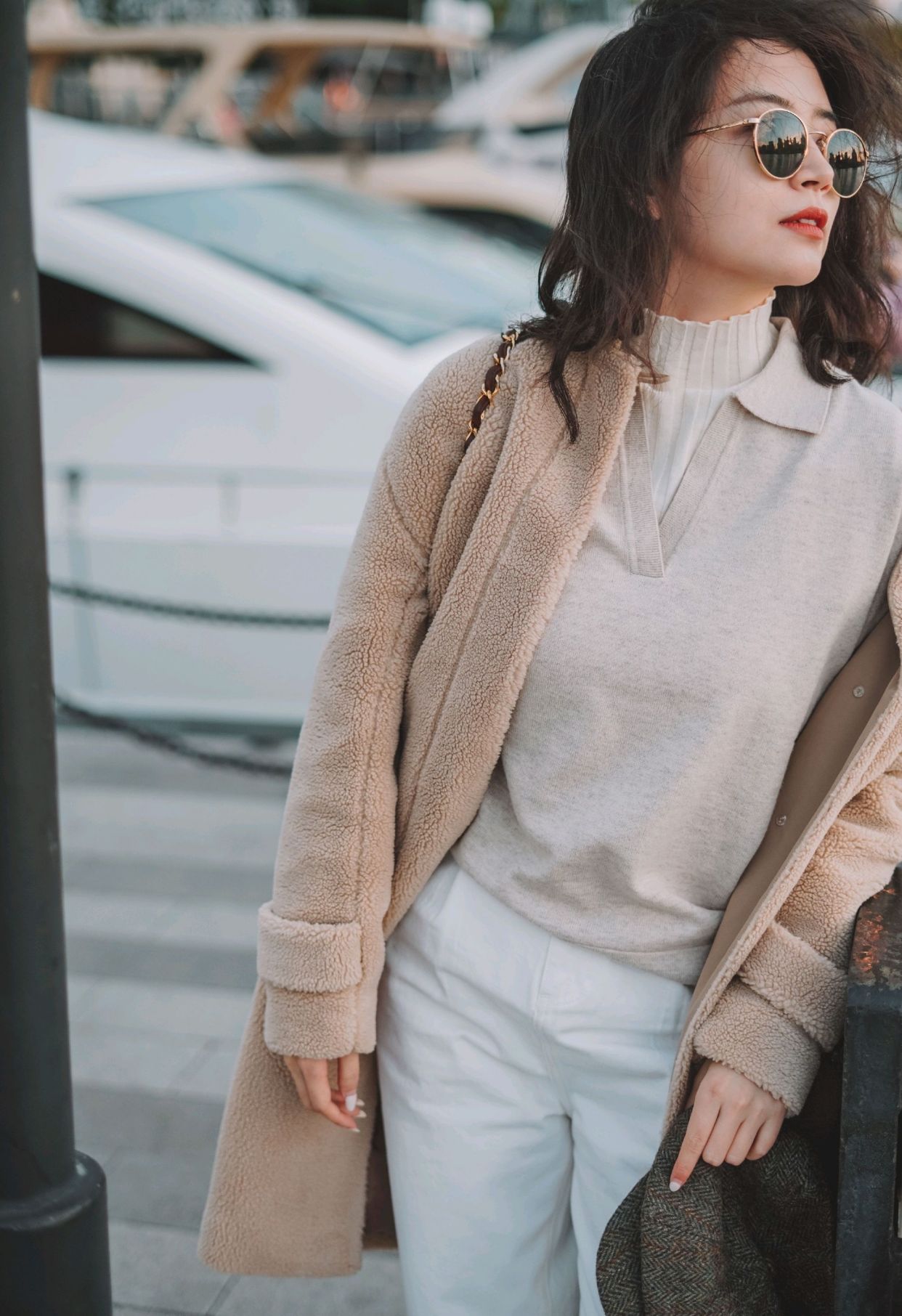 卡其色大衣毛茸茸怎么搭冬季,卡其色短裤呢子大衣穿搭高级感