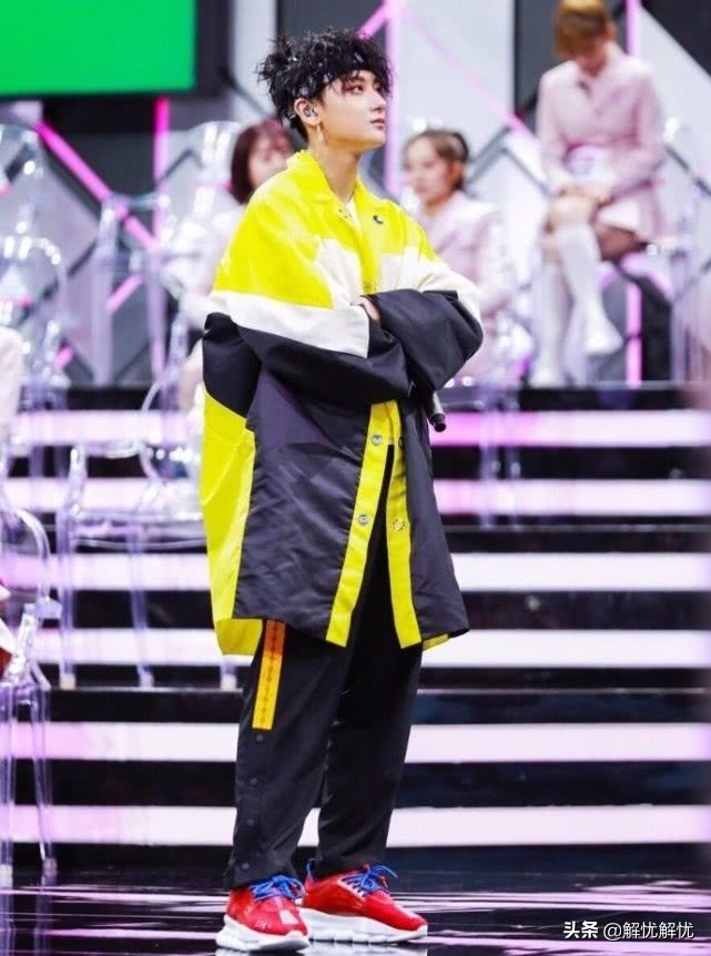黄子韬穿黑色裤子,黄子韬穿黑裤子