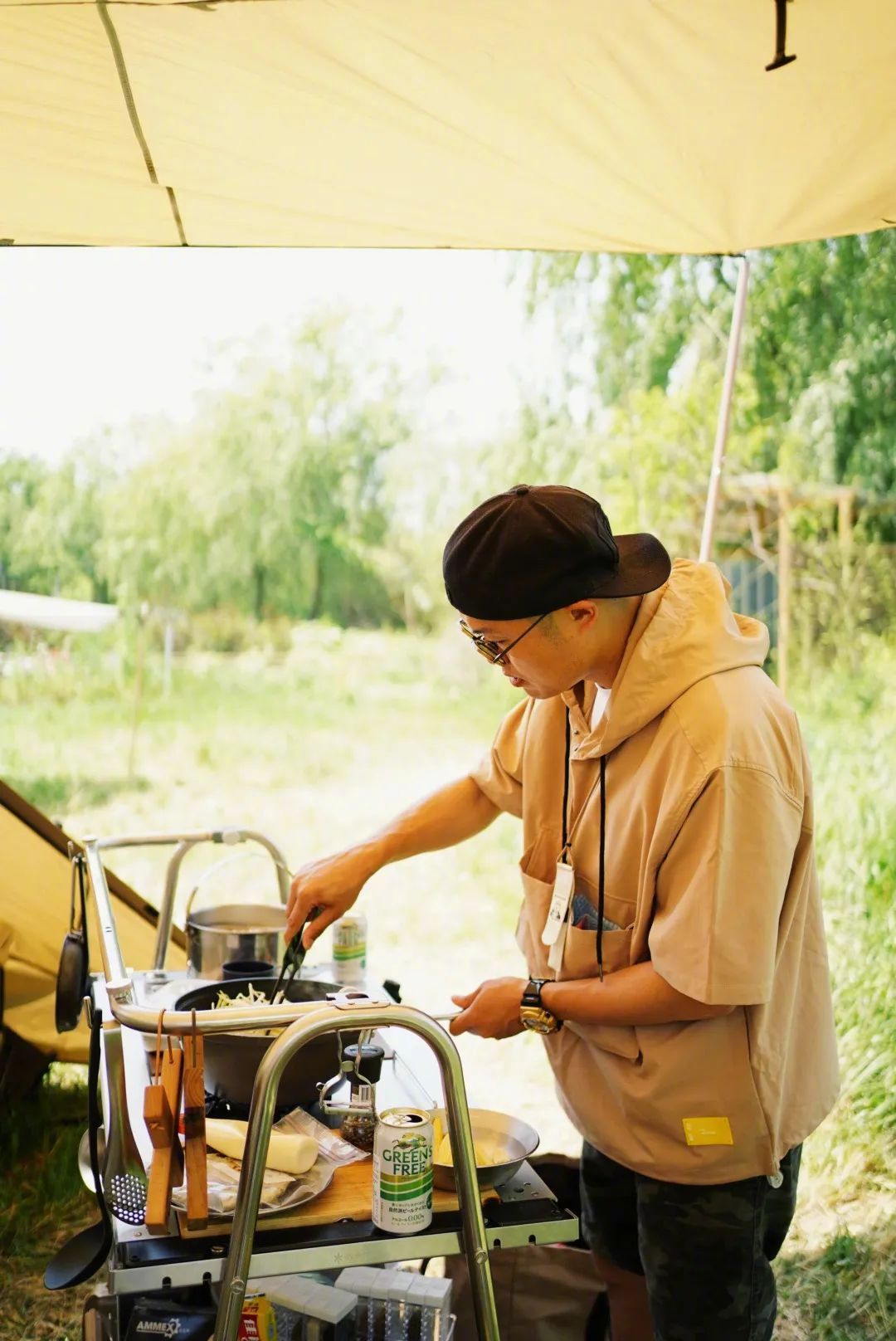 露营这阵风刮得太猛了,组团睡野地到底爽在哪里?