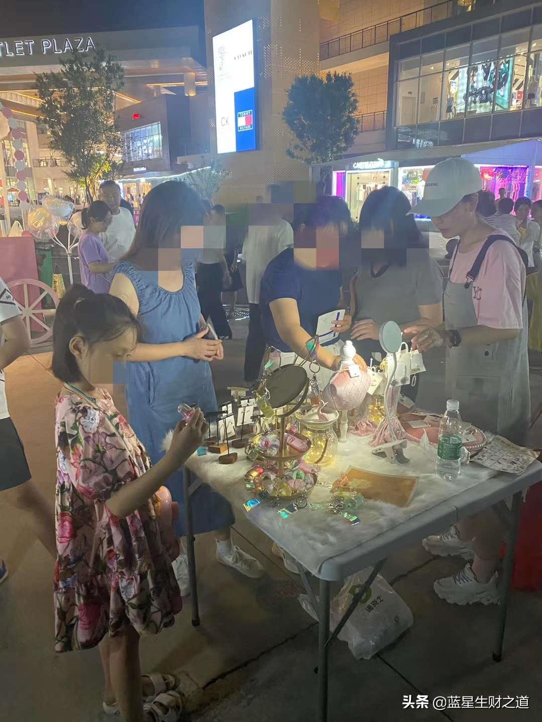 摆摊卖耳饰生意惨淡24年,摆地摊耳环卖18一对贵吗