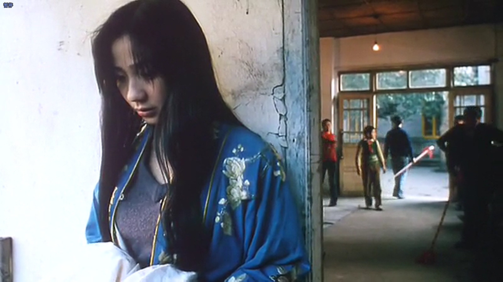 16岁“小镇荡妇”的屈辱成长史，这部电影道尽了人性和欲望