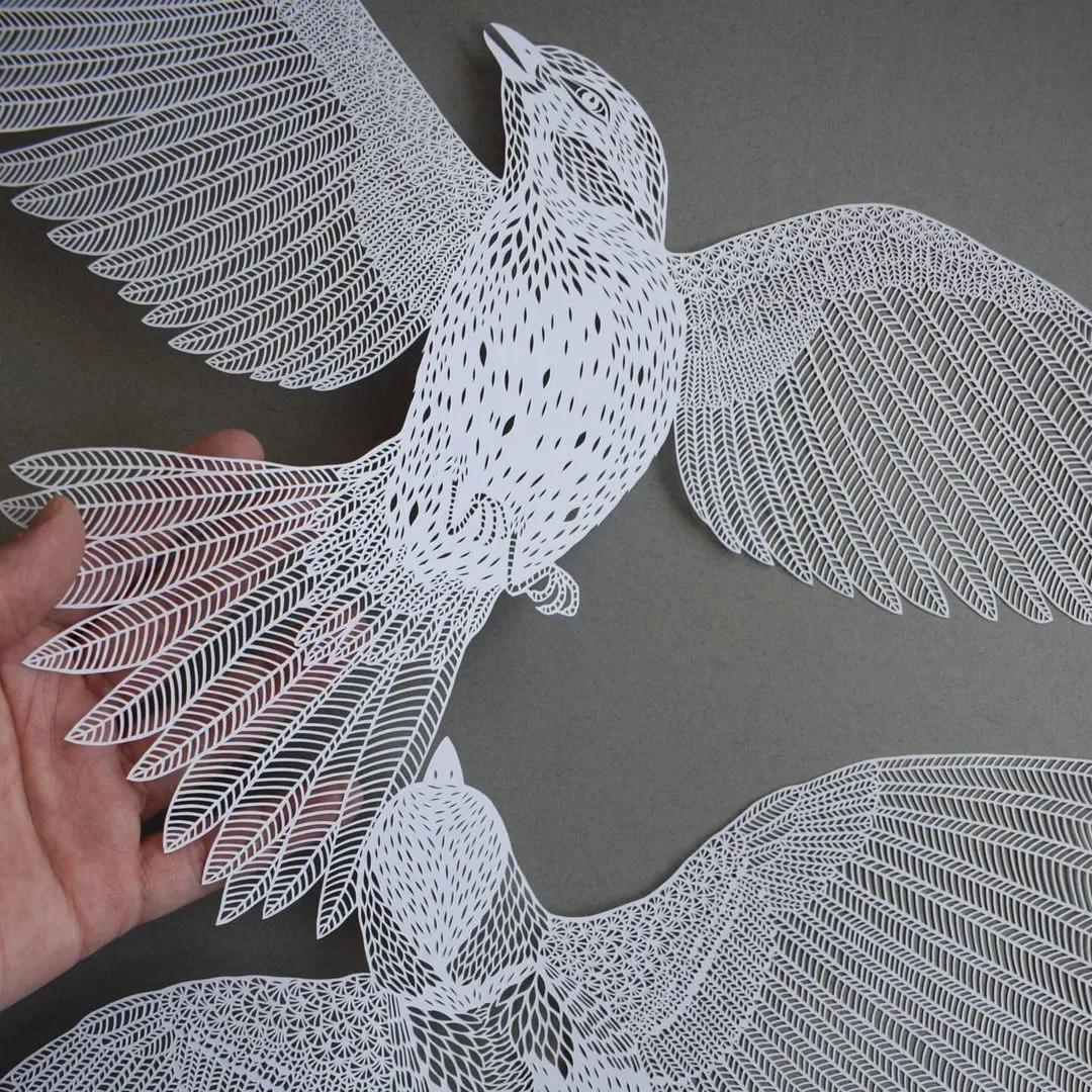 她被称为“刀王”，凭一把破刀，一张破纸，作品征服了全世界