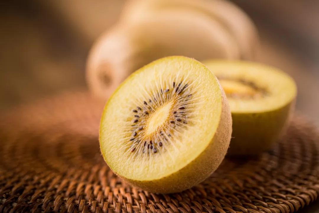 白心火龙果和猕猴桃哪个含糖量高,白心的火龙果和红心怎么分辨图文