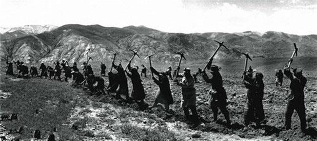 浙江老兵三个军功章,80岁老军人挂满军功章