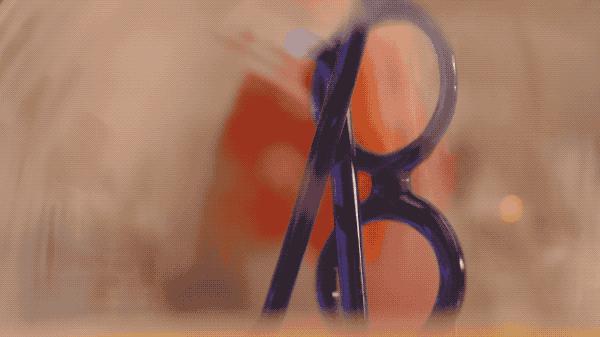 香港年轻人一辈子买不起房，把破出租屋改成复古小窝