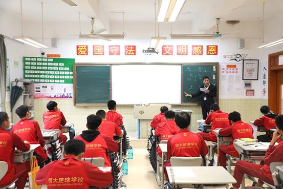 踢足球学校是如何训练的,学校足球联赛应该怎么训练