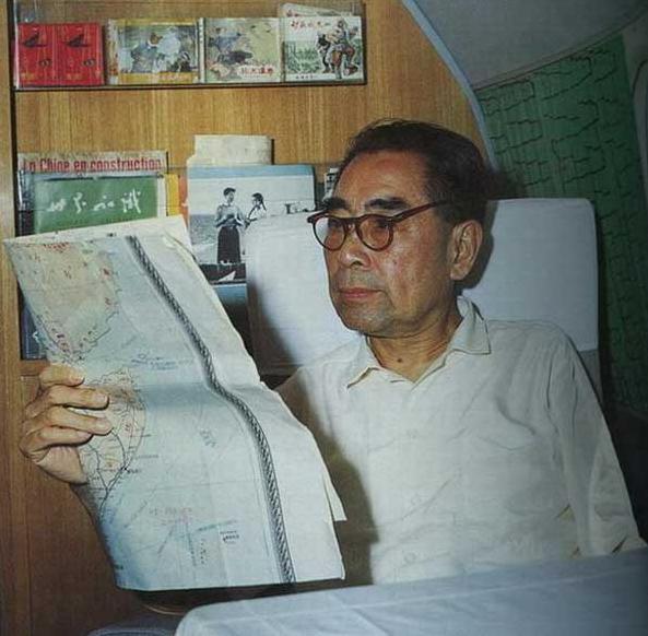 周总理最后2年，体重61斤平均40天一场手术，临终前苦等发妻