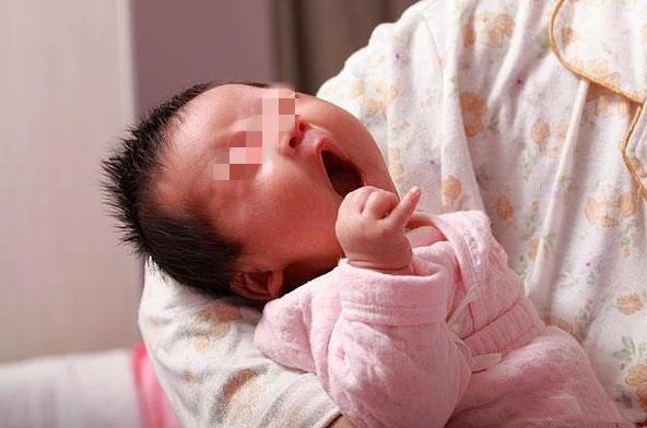 新生儿出生时屁股为啥青,孩子出生为啥屁股一大片淤青