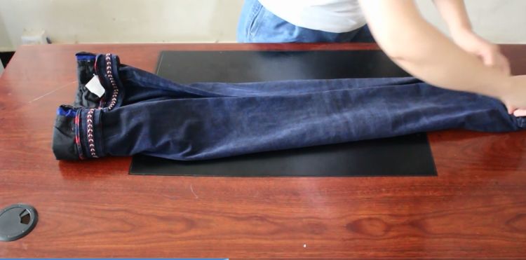 叠牛仔裤的简单叠法,叠短牛仔裤小技巧