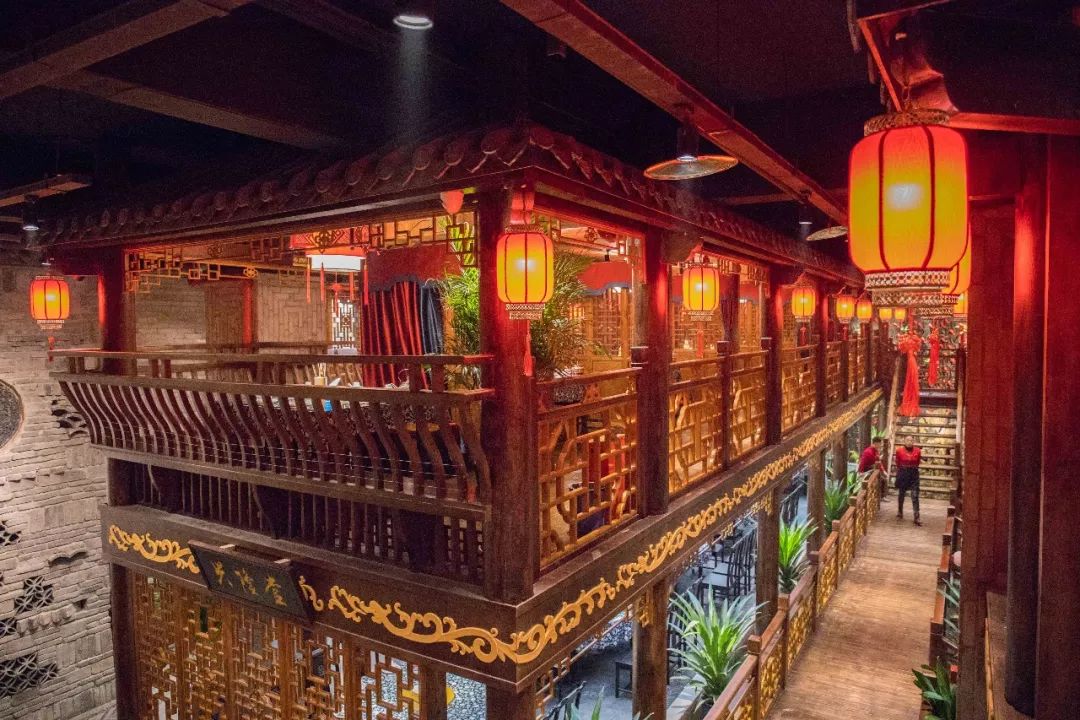 人均60的餐厅带舞台,60人一桌的餐厅