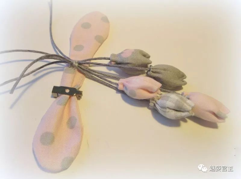 怎么制作花朵手工布料教程,怎么用剩下的布料做衣服上的小花