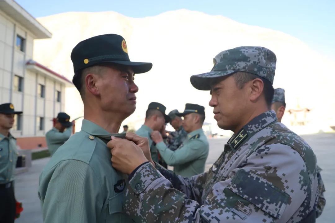 老兵退伍感人瞬间,老兵退伍潸然泪下