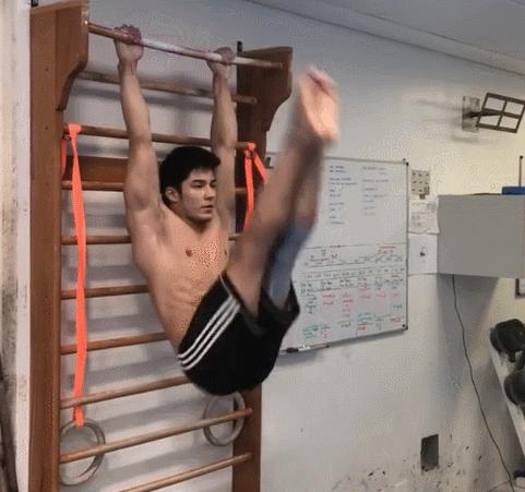 “巴西吴彦祖”爆红网络，帅气颜值不输本尊，完美身材叫板彭于晏