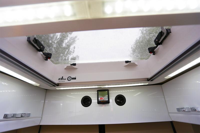 福特新全顺买柴油还是汽油好,宇通新全顺房车b520