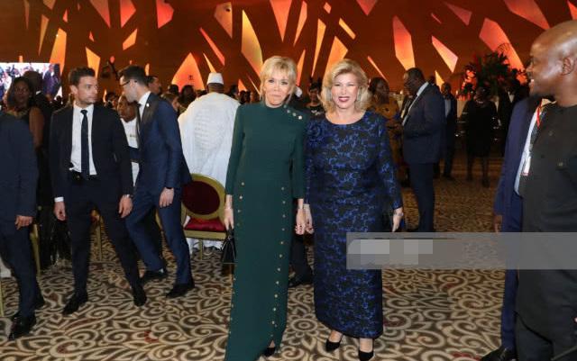 布丽吉特非洲行成时装秀！穿黑白配裙大肆秀身材，仪态满分啊