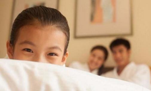 夫妻同房时,不小心被孩子看到,这对父母这样化解,值得借鉴