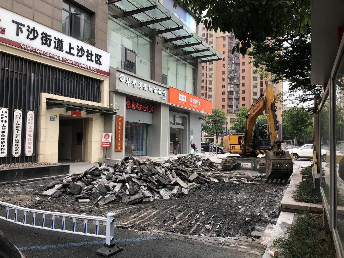 钱塘区这个社区门口的“心塞”路,通了