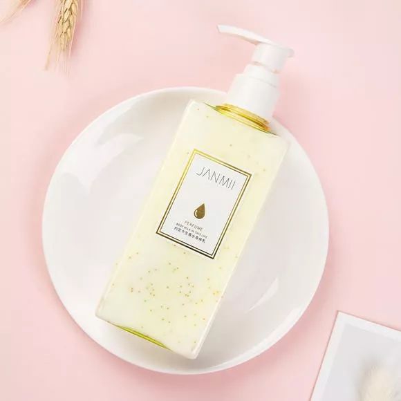 冬天皮肤干燥起皮屑用什么护肤品,一到冬天脸部干燥起皮补什么