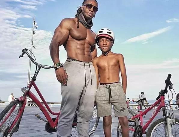 大屌哥的儿子小小年纪就已经练成了肌肉男，真是虎父无犬子