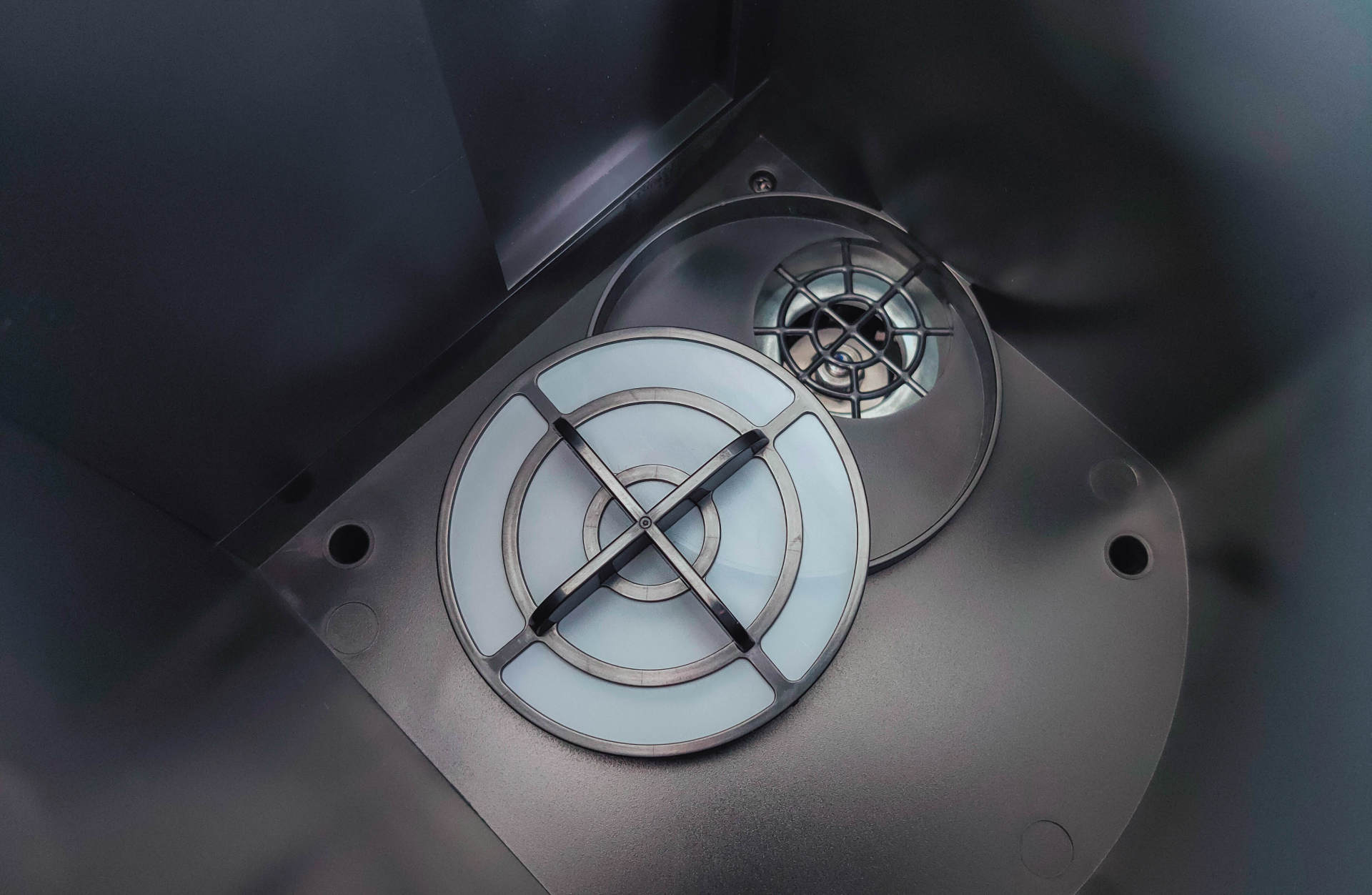 连垃圾都懒得倒，由利扫地机器人评测：垃圾自动收集，一月一次