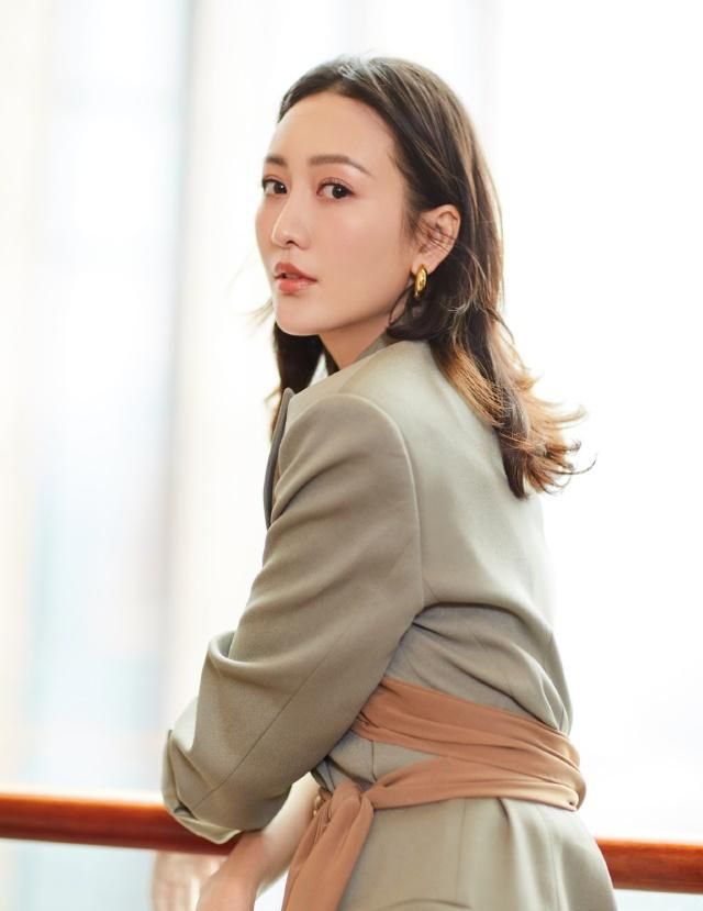 王鸥西装搭配休闲鞋,王鸥黑色西装裙