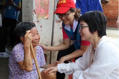 74岁白内障患者重获光明,高州中医院白内障病人