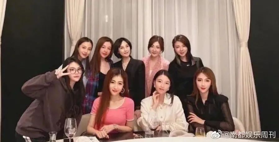 连她都要镶边合影的聚会，来头这么大？