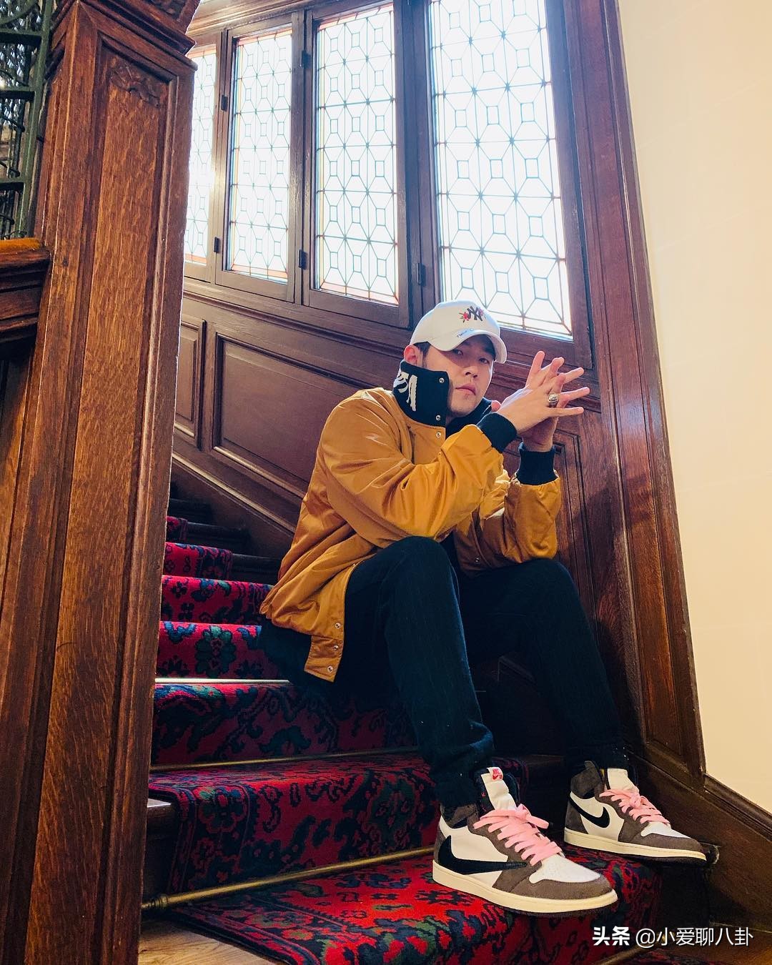 杰伦帮粉丝遛狗,请粉丝小学生吃饭