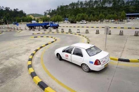 练车把教练车撞坏了要学员赔钱吗,驾校车撞坏了教练要赔钱吗