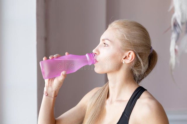 早上起来皮肤干燥怎么补水,皮肤早上起床特别油怎么改善