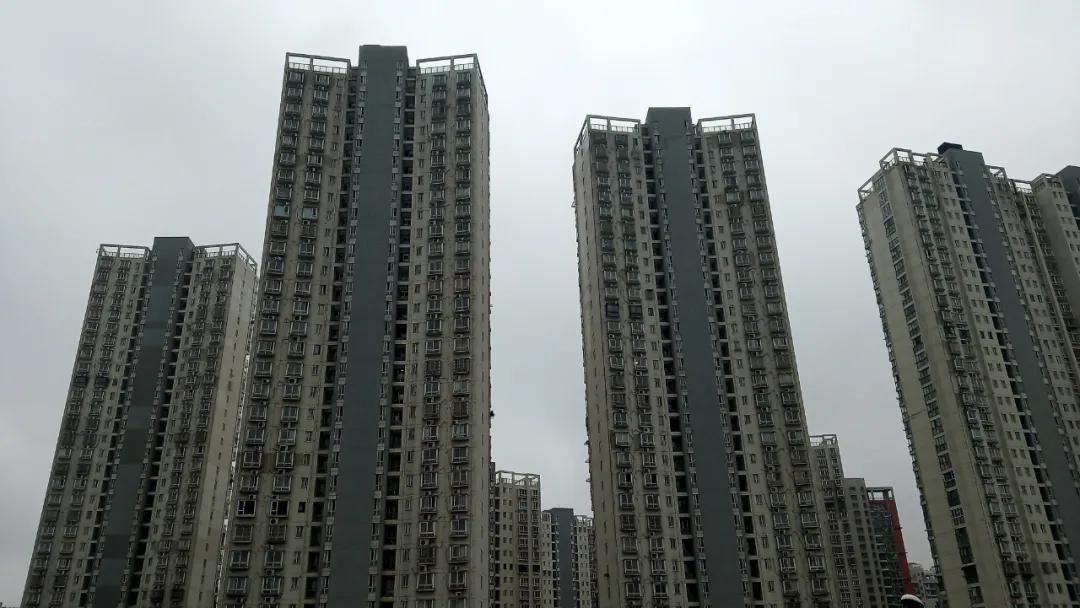 一路之隔房价相差2000,一路之隔的小区房价