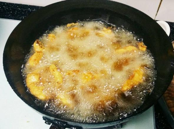 炸鱼块太粘锅？下锅前多做这一步，块块都完整