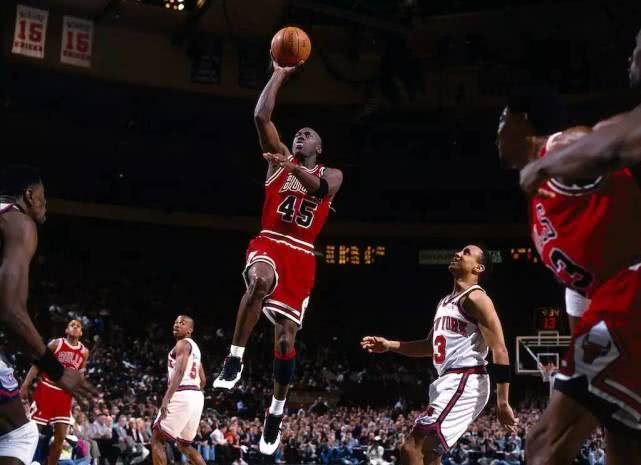 乔丹拿球全场嘘声,乔丹总决赛狂砍55分创个人纪录