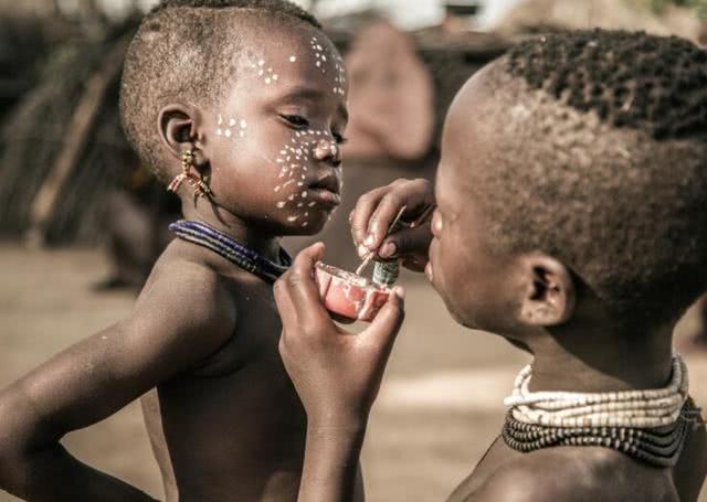 非洲哪些国家有钱？爸妈给孩子买金沙当玩具，国人都愣了！